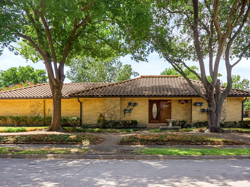 2529 Parkside Dr