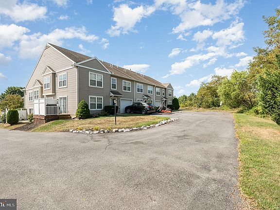 2nd image of 113 Courtyard Dr