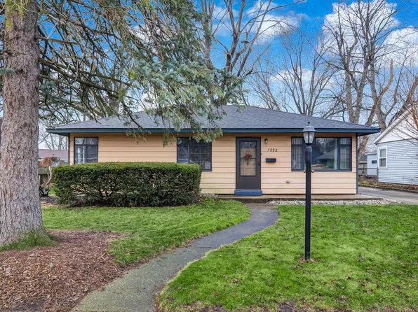 7992 S White Oak Ln, Hammond, IN 46324