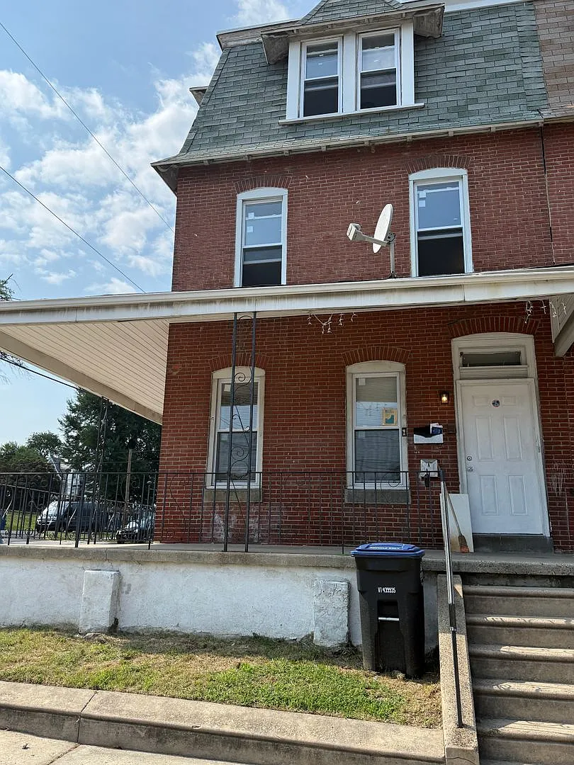 336 W. 8th Street — Photo 1