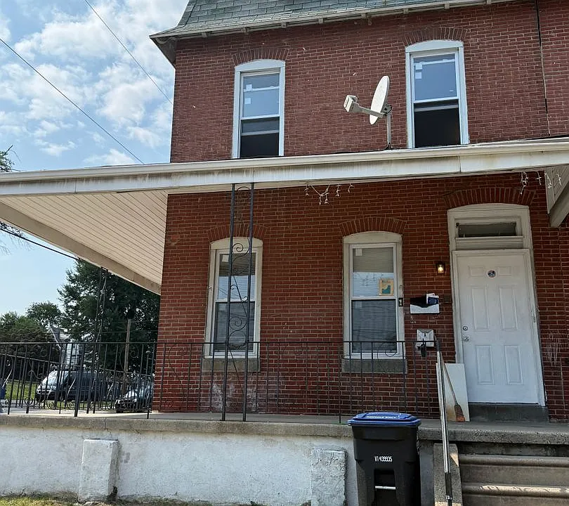 336 W 8th St