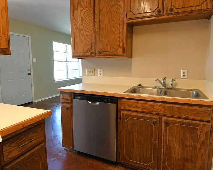 102 Parklane Dr — Photo 9
