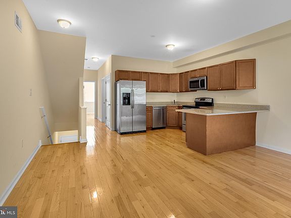 3rd image of 2464 Frankford Ave #B