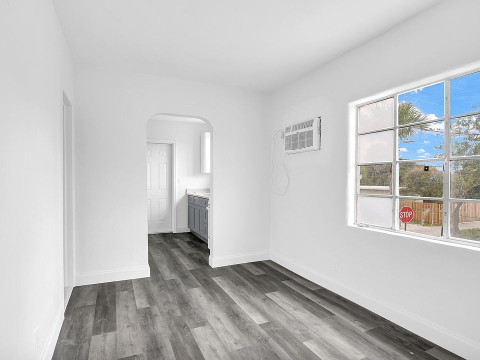 1st image of 820 N Dixie Hwy #4
