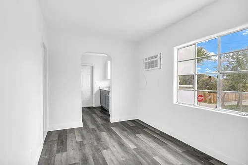 820 N Dixie Hwy #4 Photo 1