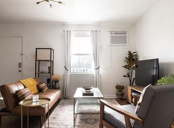 4th image of 1713 Burgundy St #204