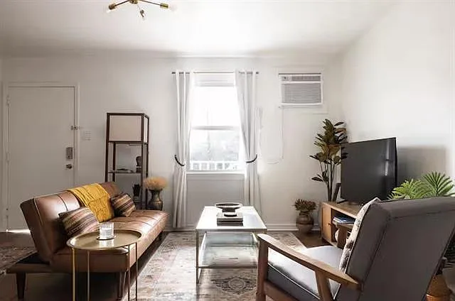 1713 Burgundy St #204 — Photo 4