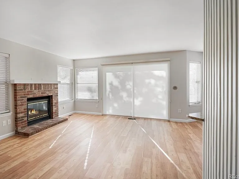 2060 E Phillips Ln — Photo 3