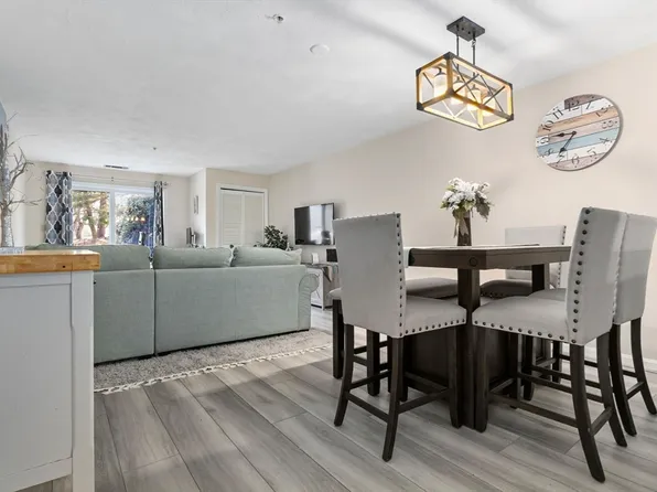 6 Ledgewood Way APT 2, Peabody, MA 01960