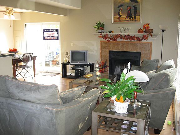 LIVING ROOM / FP.