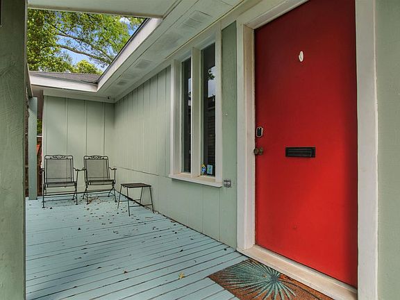 3rd image of 810 Camelia Ave