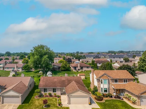 42393 Royal Ln, Clinton Township, MI 48038