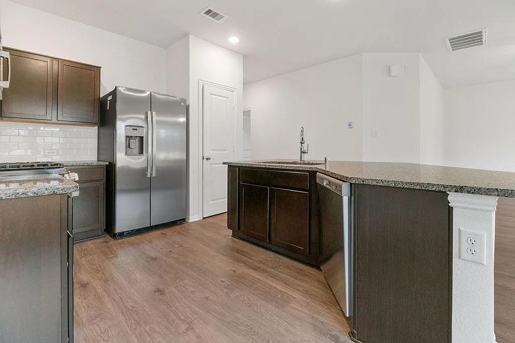 5 bed, 3.5 bath, 2560 sqft, $2,899 — Photo 4