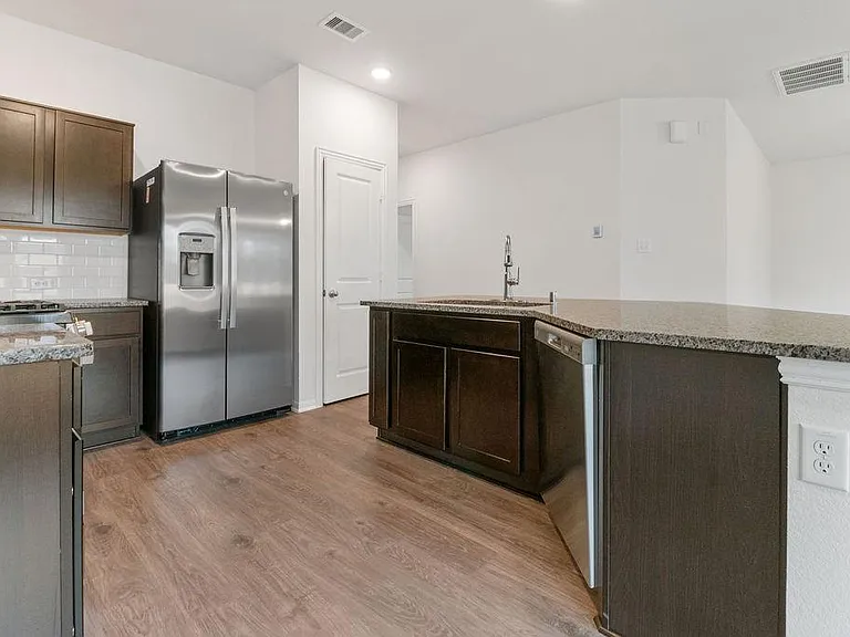 403 Magnolia St — Photo 5