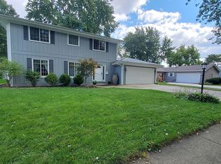 9 Juniper Dr, North Aurora, IL 60542