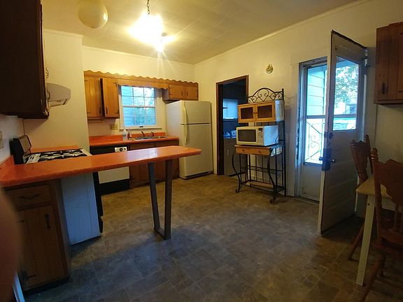 3rd image of 448 Melrose St #1