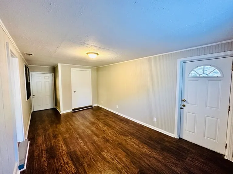 6655 Hartford Dr — Photo 2