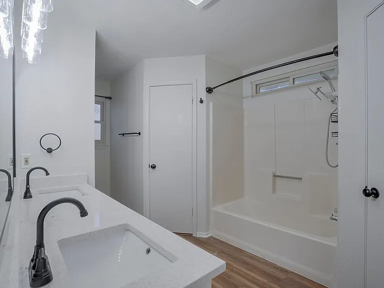 606 Splitrock St — Photo 12