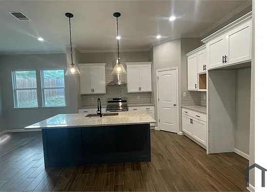 4 bed, 2231 sqft, $2,200 — Photo 2