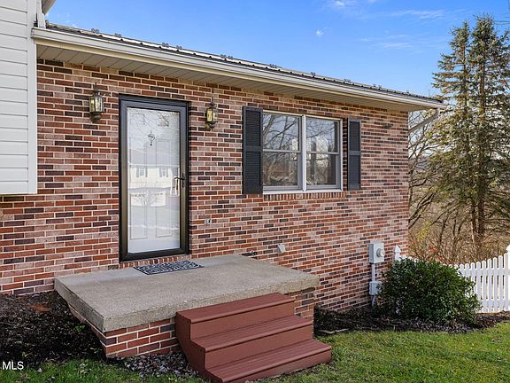 3rd image of 238 Donna St