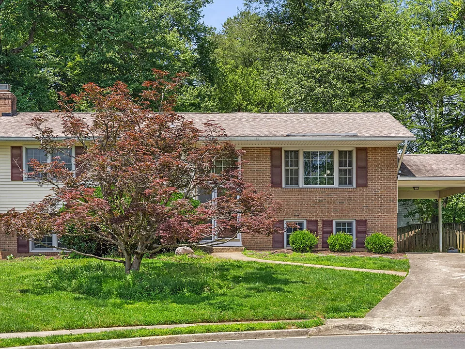 905 Carole Ct SE