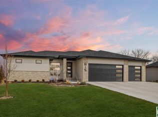 815 E Pinehurst Trl, Dakota Dunes, SD 57049