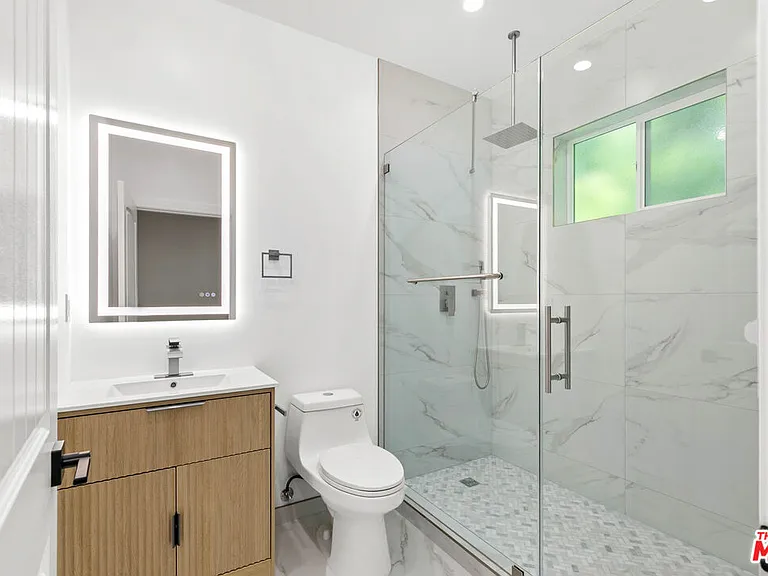 6932 Babcock Ave — Photo 14