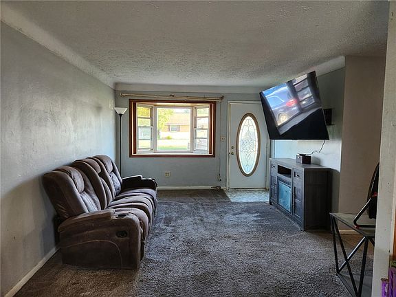 3rd image of 835 Fitchland Dr