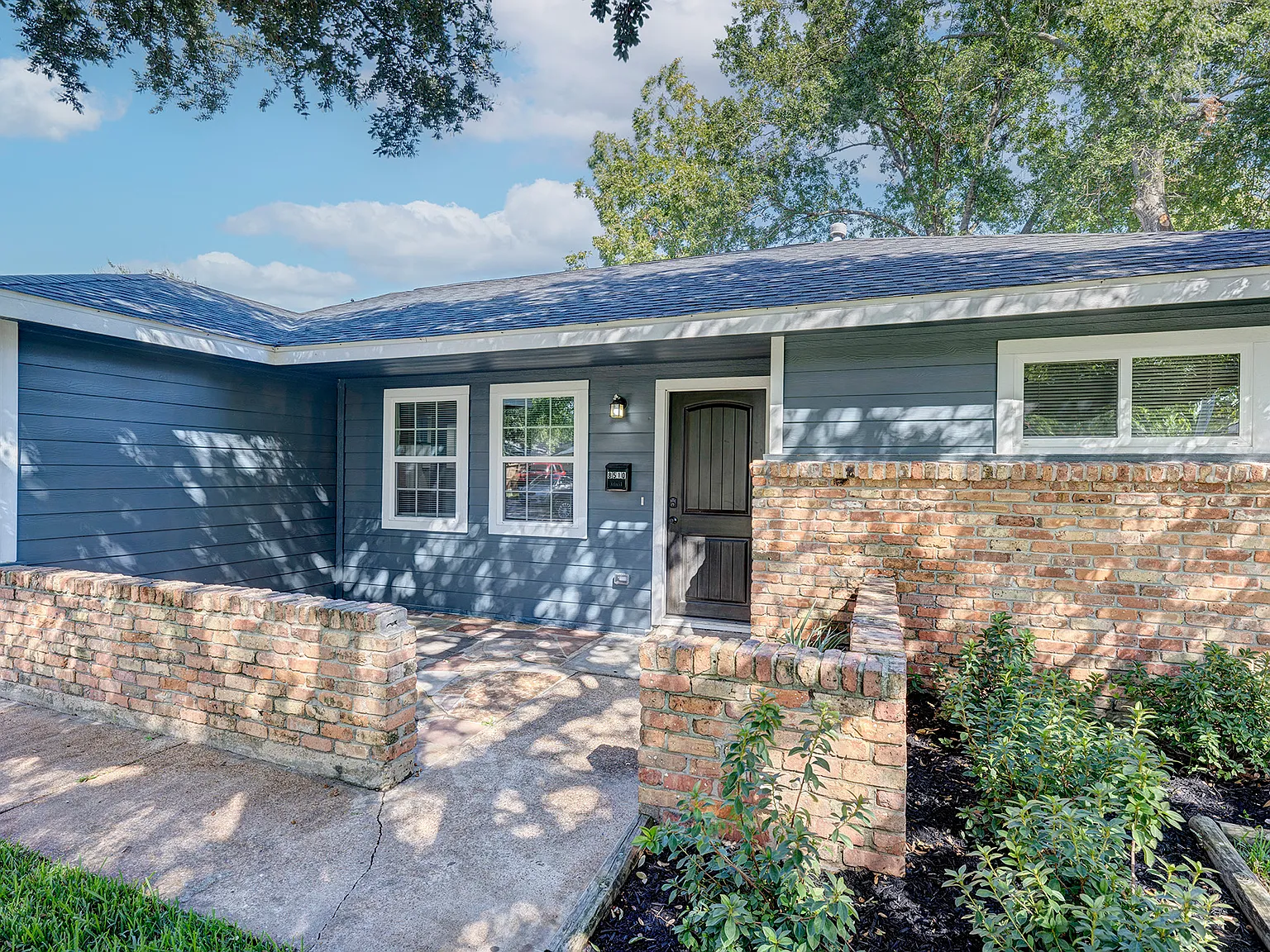 3 bed, 2.0 bath, 1663 sqft, $2,200 — Photo 2