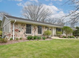 6800 N Reynard Rd, Fox Pt, WI 53217