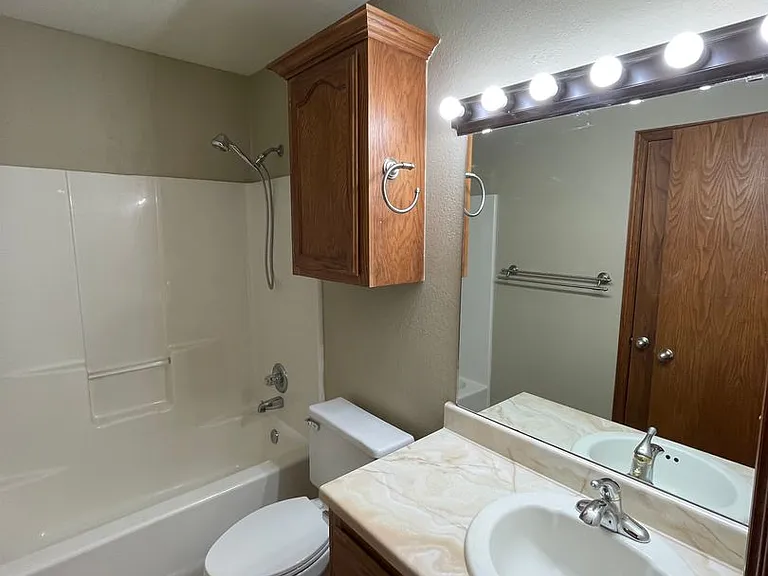 712 NE 19th Ter — Photo 9