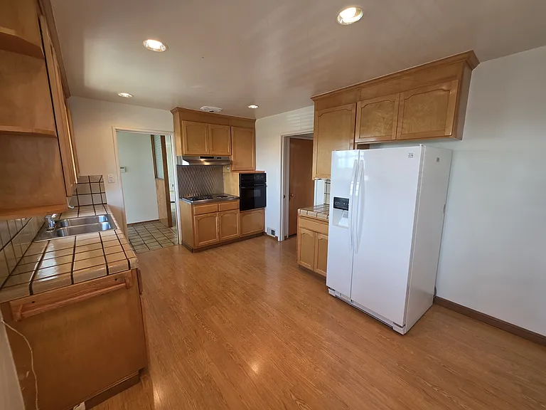 1744 Wesley Ave — Photo 7