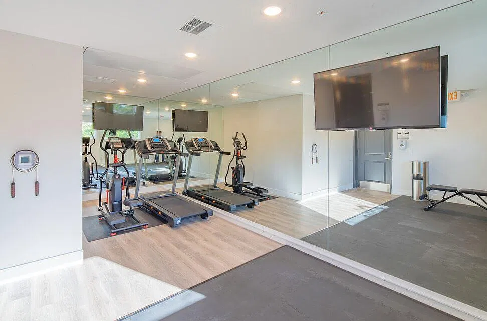 2 bed, 1040 sqft, $4,695 — Photo 3
