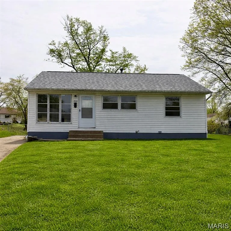 302 Banff Cir photo 1