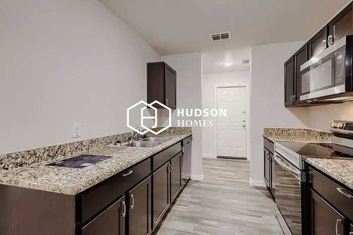 4525 Metropolitan Ave — Photo 4