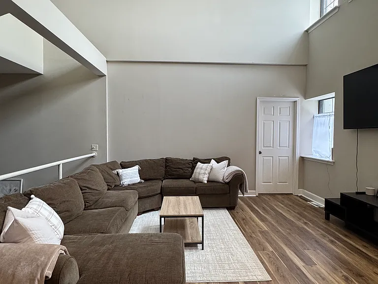 917 Madison St #15 — Photo 1