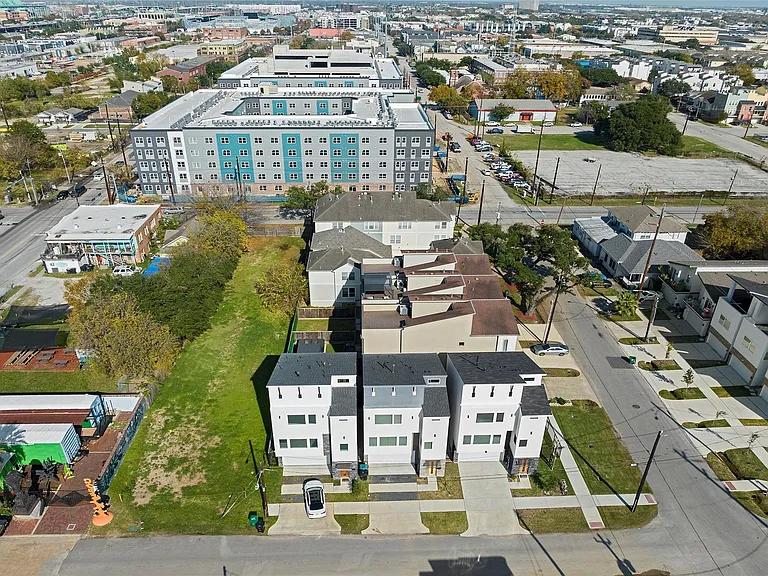 2413 Pease St — Photo 37
