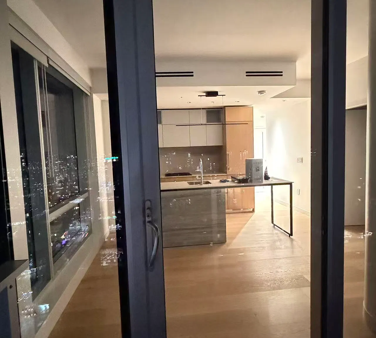 2 bed, 715 sqft, $4,600 — Photo 2
