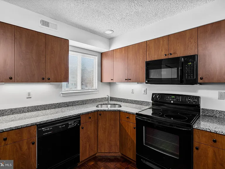 835 Chanticleer — Photo 14