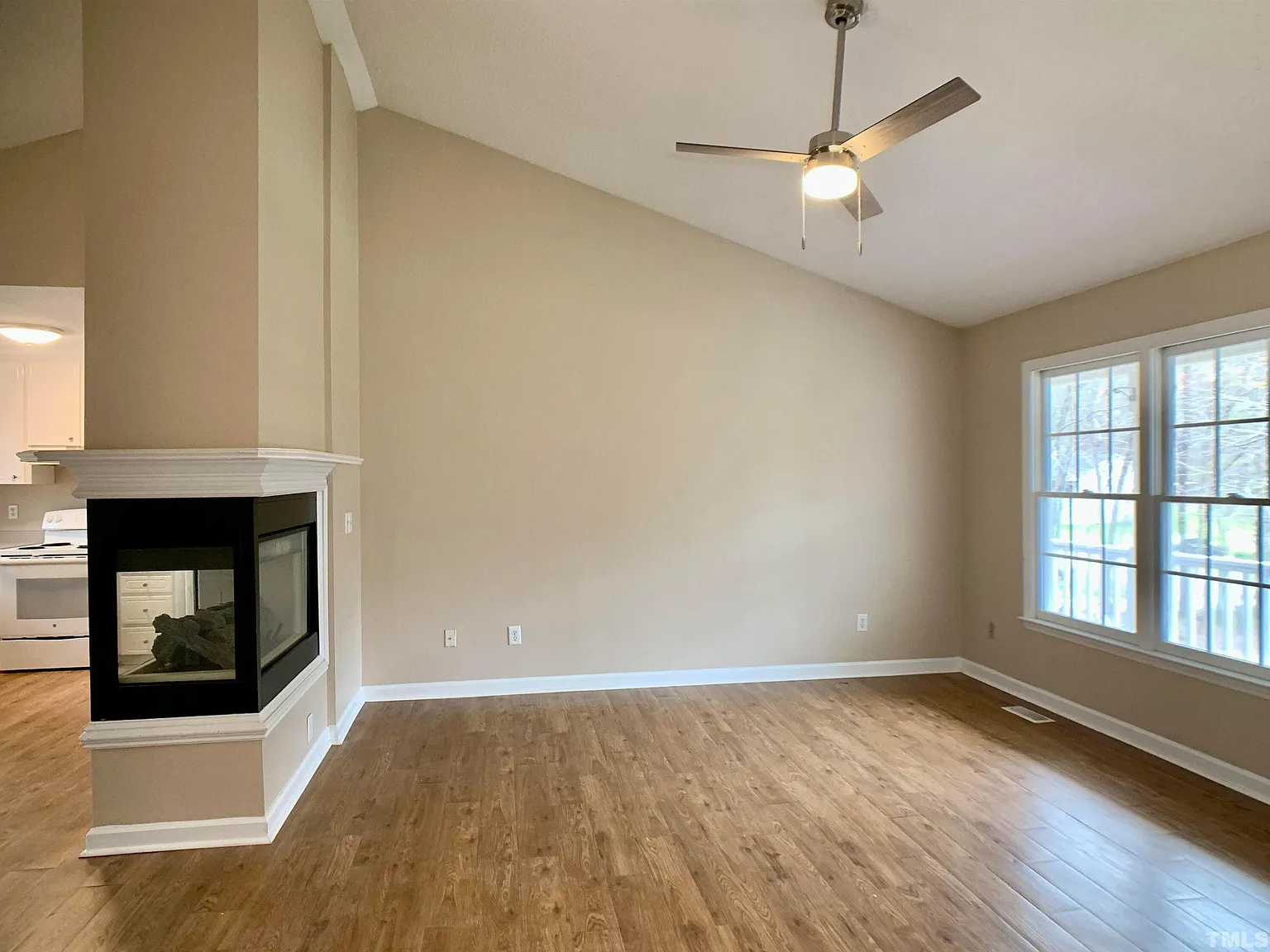 3 bed, 2.0 bath, 1300 sqft, $1,625 — Photo 3