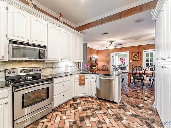 3rd image of 100 Houmas Dr