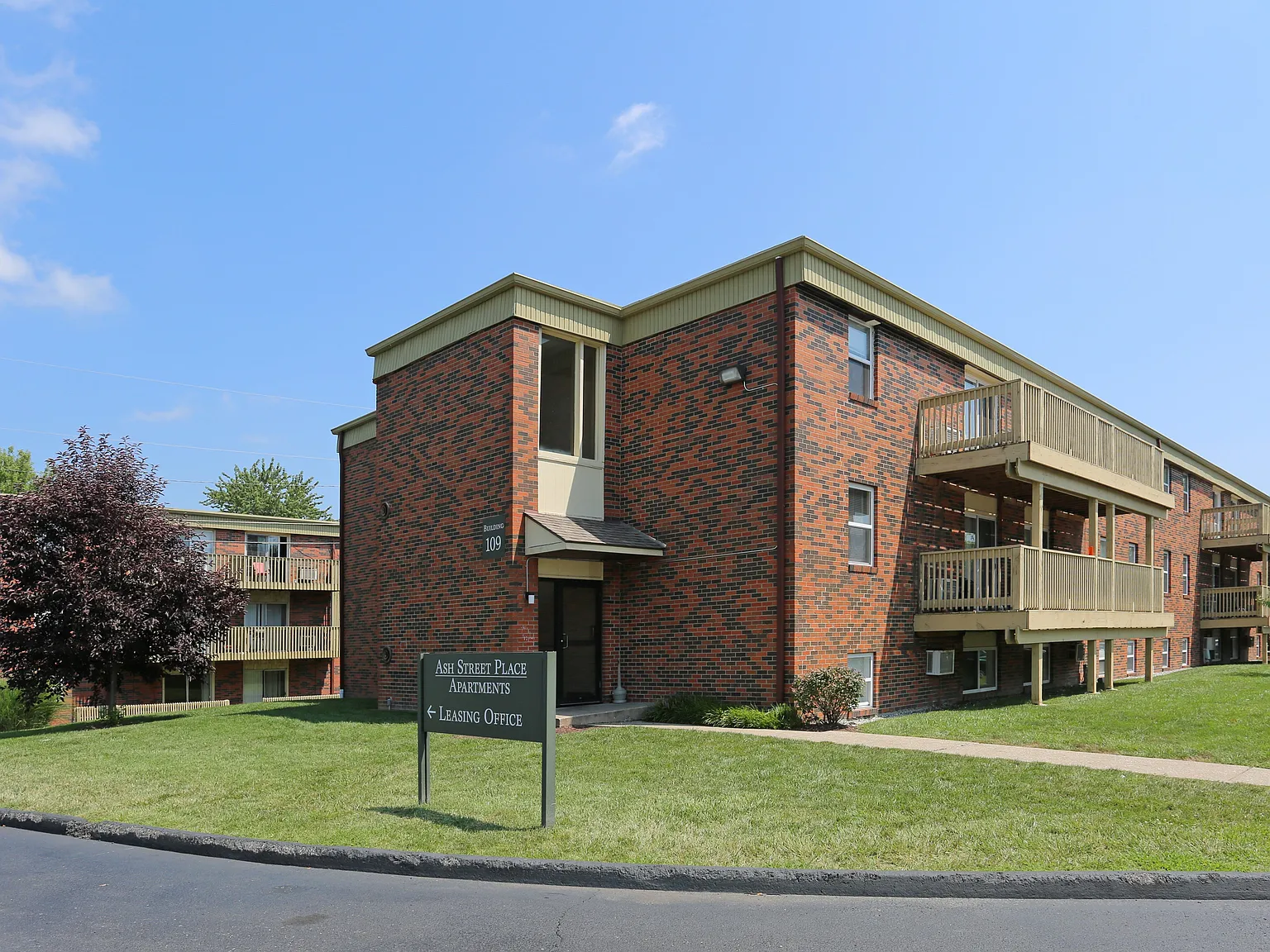 Ash Street Place Apartments — Photo 2