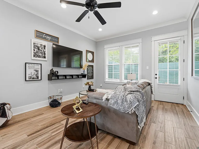 305 Saint Thomas Ln — Photo 4
