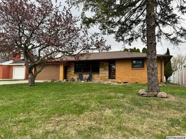 331 Meadow Ln, Mason City, IA 50401