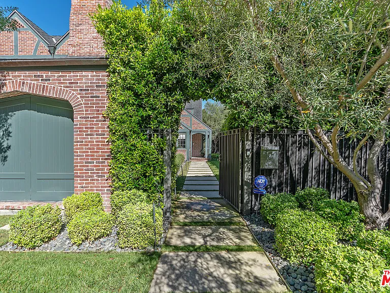 560 S Bronson Ave #A — Photo 2