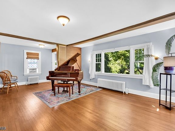 5th image of 384 Catherine St