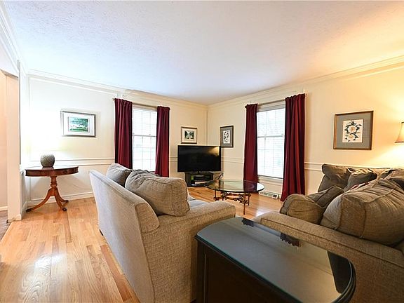 4th image of 32598 Surrey Ln