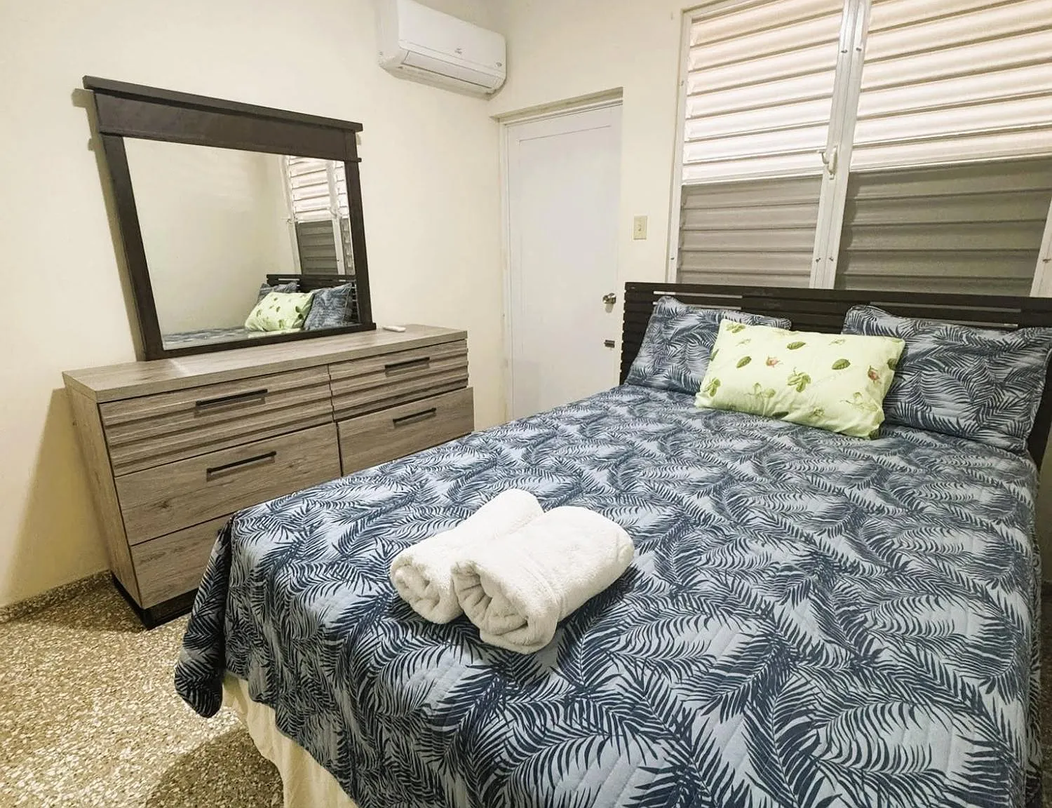 2 bed, 1.0 bath, 800 sqft, $1,000 — Photo 1