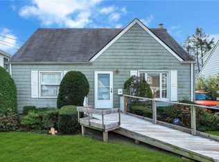 116 6th St, Garden City Park, NY 11040
