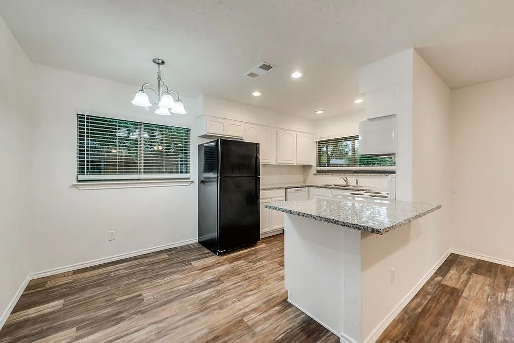 3 bed, 1221 sqft, $2,116 — Photo 4